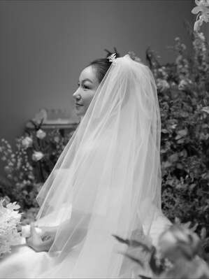 【フォト】キム・オクビン、神秘的な花に囲まれ結婚式…上品なデザインのドレス姿