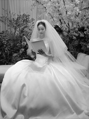 【フォト】キム・オクビン、神秘的な花に囲まれ結婚式…上品なデザインのドレス姿