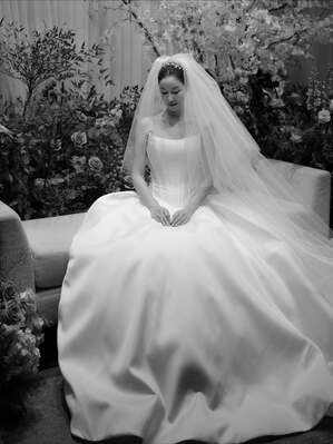 【フォト】キム・オクビン、神秘的な花に囲まれ結婚式…上品なデザインのドレス姿