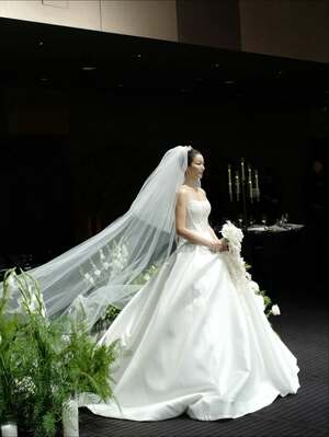 【フォト】キム・オクビン、神秘的な花に囲まれ結婚式…上品なデザインのドレス姿