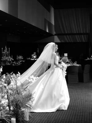 【フォト】キム・オクビン、神秘的な花に囲まれ結婚式…上品なデザインのドレス姿