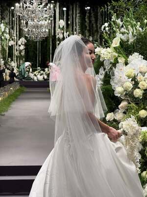 【フォト】キム・オクビン、神秘的な花に囲まれ結婚式…上品なデザインのドレス姿