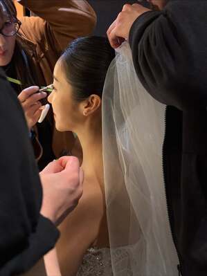 【フォト】キム・オクビン、神秘的な花に囲まれ結婚式…上品なデザインのドレス姿