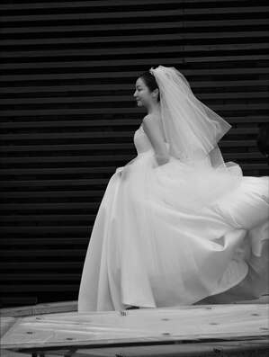 【フォト】キム・オクビン、神秘的な花に囲まれ結婚式…上品なデザインのドレス姿