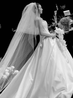 【フォト】キム・オクビン、神秘的な花に囲まれ結婚式…上品なデザインのドレス姿