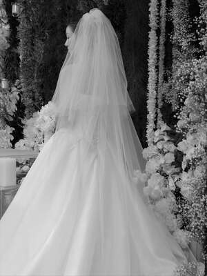 【フォト】キム・オクビン、神秘的な花に囲まれ結婚式…上品なデザインのドレス姿