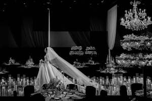 【フォト】キム・オクビン、神秘的な花に囲まれ結婚式…上品なデザインのドレス姿