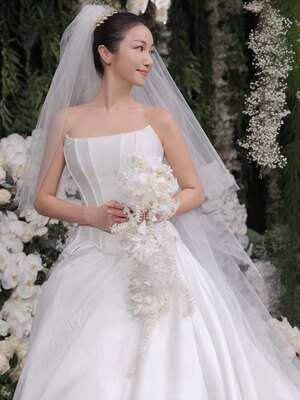 【フォト】キム・オクビン、神秘的な花に囲まれ結婚式…上品なデザインのドレス姿