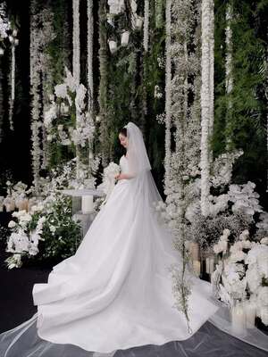 【フォト】キム・オクビン、神秘的な花に囲まれ結婚式…上品なデザインのドレス姿