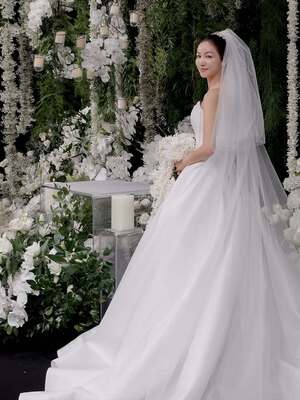 【フォト】キム・オクビン、神秘的な花に囲まれ結婚式…上品なデザインのドレス姿