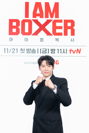 【フォト】DEX、格好よくボクシングのポーズ