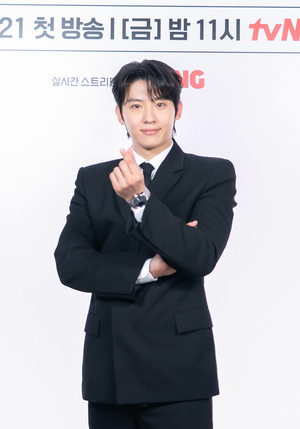 【フォト】DEX、格好よくボクシングのポーズ