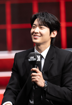 【フォト】DEX、格好よくボクシングのポーズ