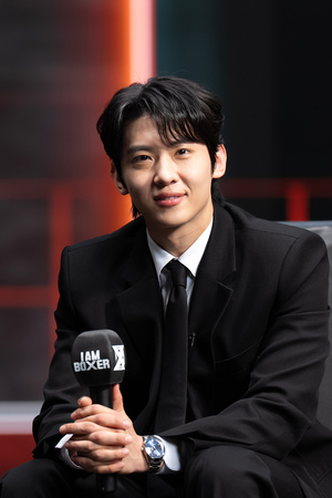 【フォト】DEX、格好よくボクシングのポーズ