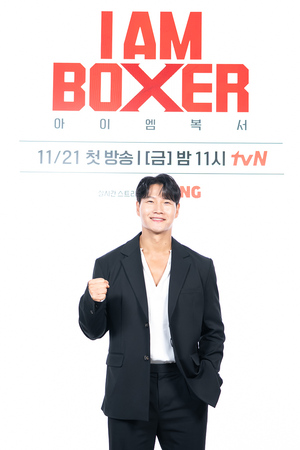 【フォト】新婚キム・ジョングク、スーツ姿で『アイ・アム・ボクサー』制作発表会に登場