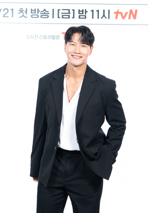 【フォト】新婚キム・ジョングク、スーツ姿で『アイ・アム・ボクサー』制作発表会に登場