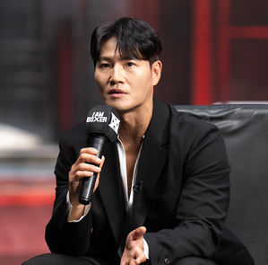 【フォト】新婚キム・ジョングク、スーツ姿で『アイ・アム・ボクサー』制作発表会に登場