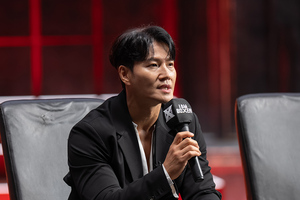 【フォト】新婚キム・ジョングク、スーツ姿で『アイ・アム・ボクサー』制作発表会に登場