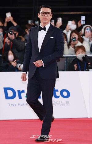 【フォト】ヒョンビン　ポマードヘア＋セクシー・タキシード姿＝青龍映画賞授賞式