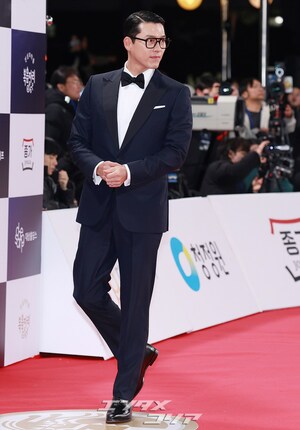 【フォト】ヒョンビン　ポマードヘア＋セクシー・タキシード姿＝青龍映画賞授賞式