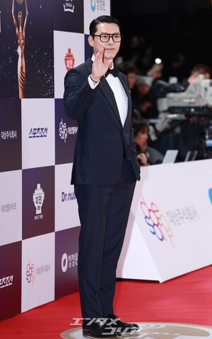 【フォト】ヒョンビン　ポマードヘア＋セクシー・タキシード姿＝青龍映画賞授賞式
