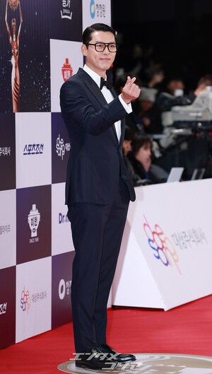 【フォト】ヒョンビン　ポマードヘア＋セクシー・タキシード姿＝青龍映画賞授賞式