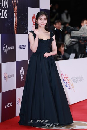 【フォト】キム・ソヒョン　愛らしいブラックスワン「プレゼンターを務めます」