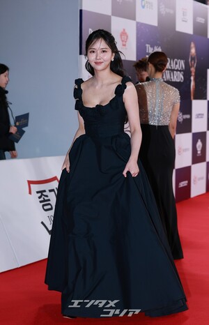 【フォト】キム・ソヒョン　愛らしいブラックスワン「プレゼンターを務めます」