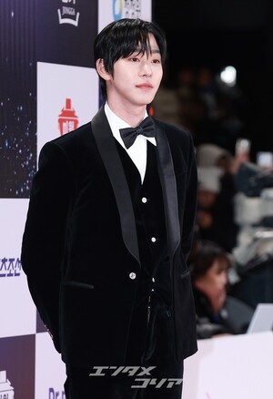 【フォト】アン・ヒョソプ　まぶしいタキシード…『KPOPガールズ！ デーモン・ハンターズ』ジヌ役ランウェイ