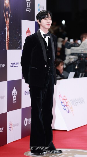 【フォト】アン・ヒョソプ　まぶしいタキシード…『KPOPガールズ！ デーモン・ハンターズ』ジヌ役ランウェイ