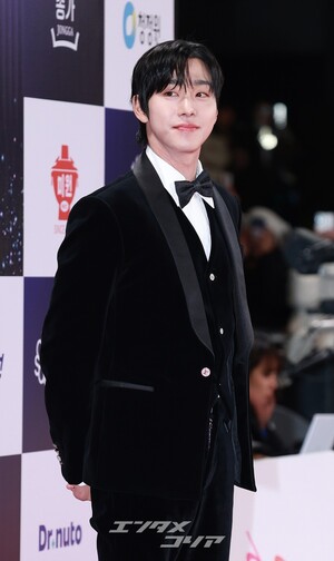 【フォト】アン・ヒョソプ　まぶしいタキシード…『KPOPガールズ！ デーモン・ハンターズ』ジヌ役ランウェイ