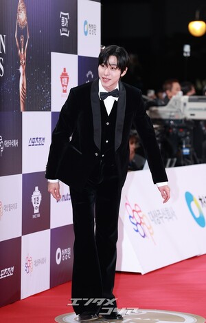 【フォト】アン・ヒョソプ　まぶしいタキシード…『KPOPガールズ！ デーモン・ハンターズ』ジヌ役ランウェイ