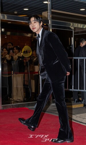 【フォト】アン・ヒョソプ　まぶしいタキシード…『KPOPガールズ！ デーモン・ハンターズ』ジヌ役ランウェイ