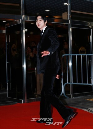 【フォト】アン・ヒョソプ　まぶしいタキシード…『KPOPガールズ！ デーモン・ハンターズ』ジヌ役ランウェイ