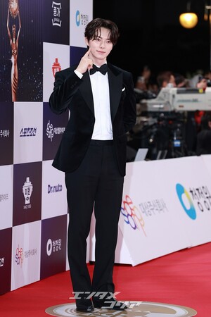 【フォト】イ・チェミン　青龍映画賞の「殿下」…みずみずしい魅力＋完璧スーツ姿