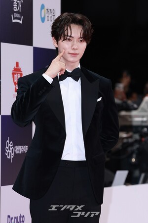 【フォト】イ・チェミン　青龍映画賞の「殿下」…みずみずしい魅力＋完璧スーツ姿