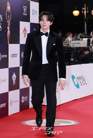 【フォト】イ・チェミン　青龍映画賞の「殿下」…みずみずしい魅力＋完璧スーツ姿