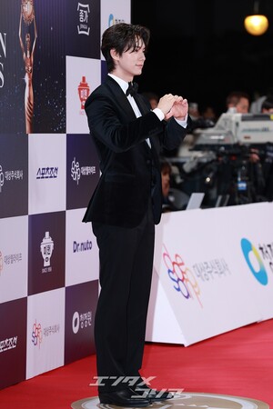 【フォト】イ・チェミン　青龍映画賞の「殿下」…みずみずしい魅力＋完璧スーツ姿