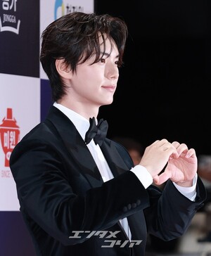 【フォト】イ・チェミン　青龍映画賞の「殿下」…みずみずしい魅力＋完璧スーツ姿