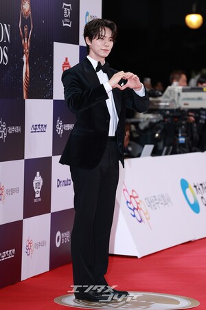 【フォト】イ・チェミン　青龍映画賞の「殿下」…みずみずしい魅力＋完璧スーツ姿