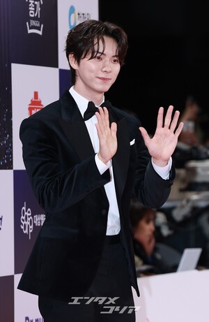 【フォト】イ・チェミン　青龍映画賞の「殿下」…みずみずしい魅力＋完璧スーツ姿