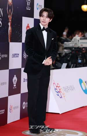 【フォト】イ・チェミン　青龍映画賞の「殿下」…みずみずしい魅力＋完璧スーツ姿