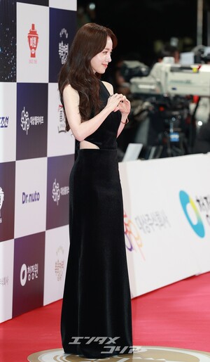 【フォト】ハン・ジミン、2年連続青龍映画賞MC…優雅なオール黒×セクシー・カットアウト・ドレス