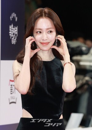 【フォト】ハン・ジミン、2年連続青龍映画賞MC…優雅なオール黒×セクシー・カットアウト・ドレス