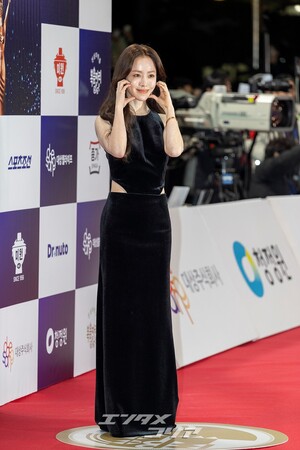 【フォト】ハン・ジミン、2年連続青龍映画賞MC…優雅なオール黒×セクシー・カットアウト・ドレス
