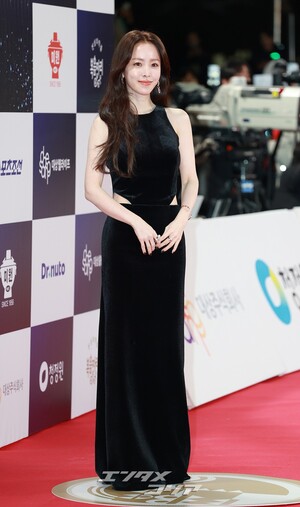 【フォト】ハン・ジミン、2年連続青龍映画賞MC…優雅なオール黒×セクシー・カットアウト・ドレス