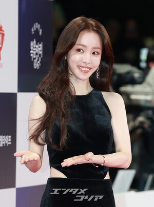 【フォト】ハン・ジミン、2年連続青龍映画賞MC…優雅なオール黒×セクシー・カットアウト・ドレス