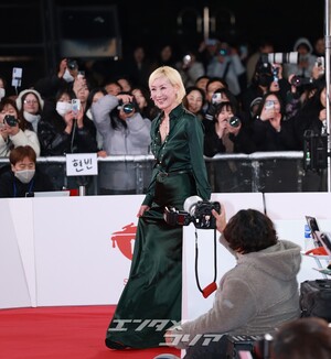 【フォト】イ・ヘヨン、深緑のドレスでオーラぷんぷん＝青龍映画賞