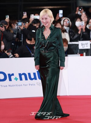 【フォト】イ・ヘヨン、深緑のドレスでオーラぷんぷん＝青龍映画賞