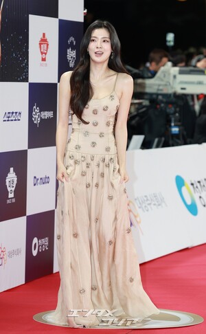 【フォト】イ・ソンビン、ヌードカラーのドレスが上品＝青龍映画賞